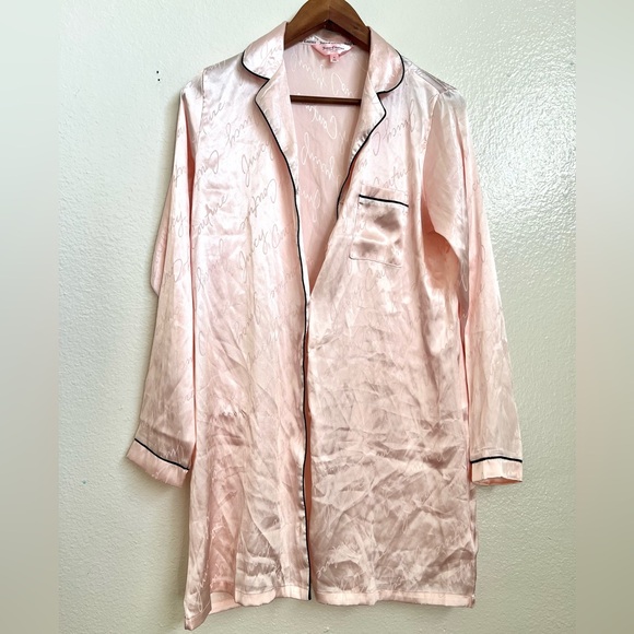JUICY COUTURE - Silky satin long button down pajama shirt / robe in light pink - Picture 4 of 8